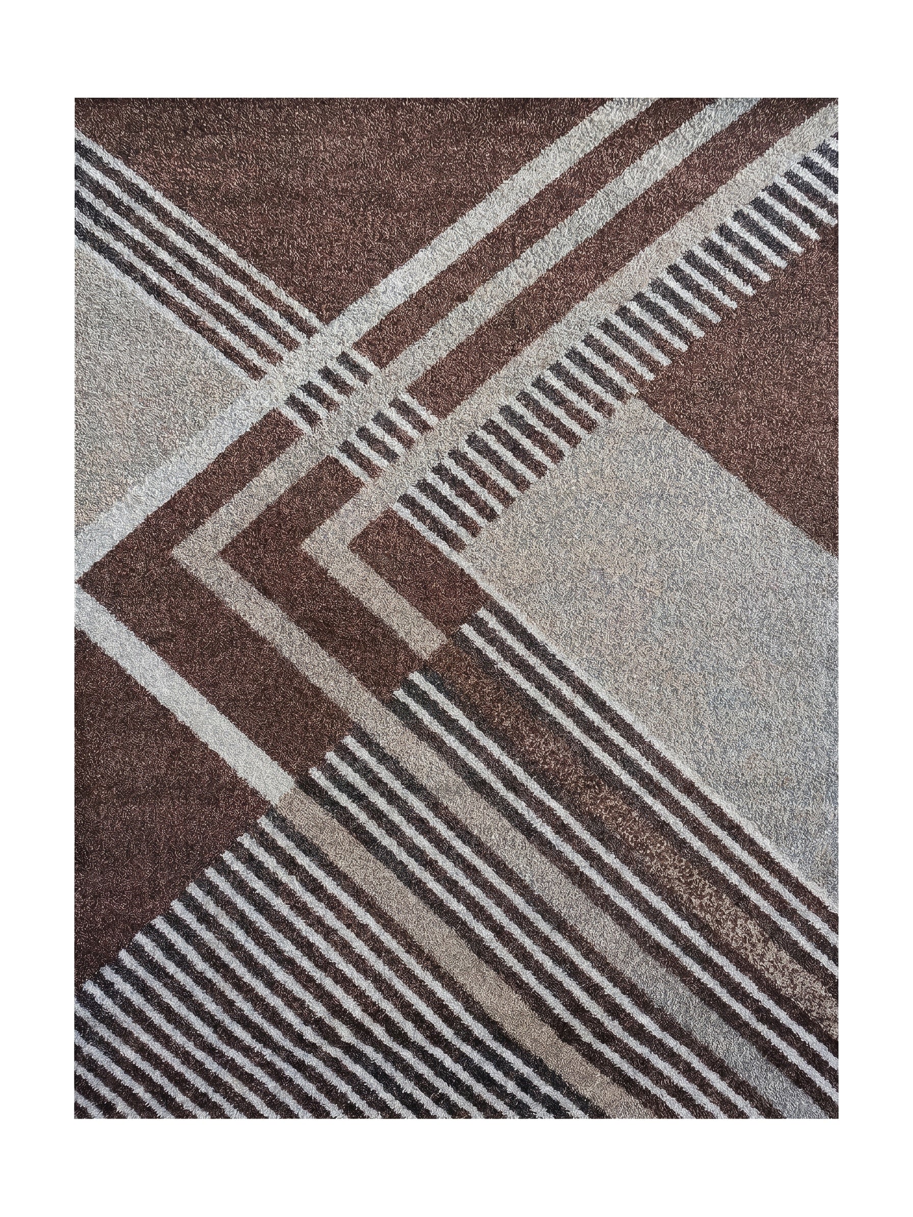 Tapis moelleux à poils longs marron, beige et crème, avec un motif géométrique de bandes pleines et de fines rayures diagonales