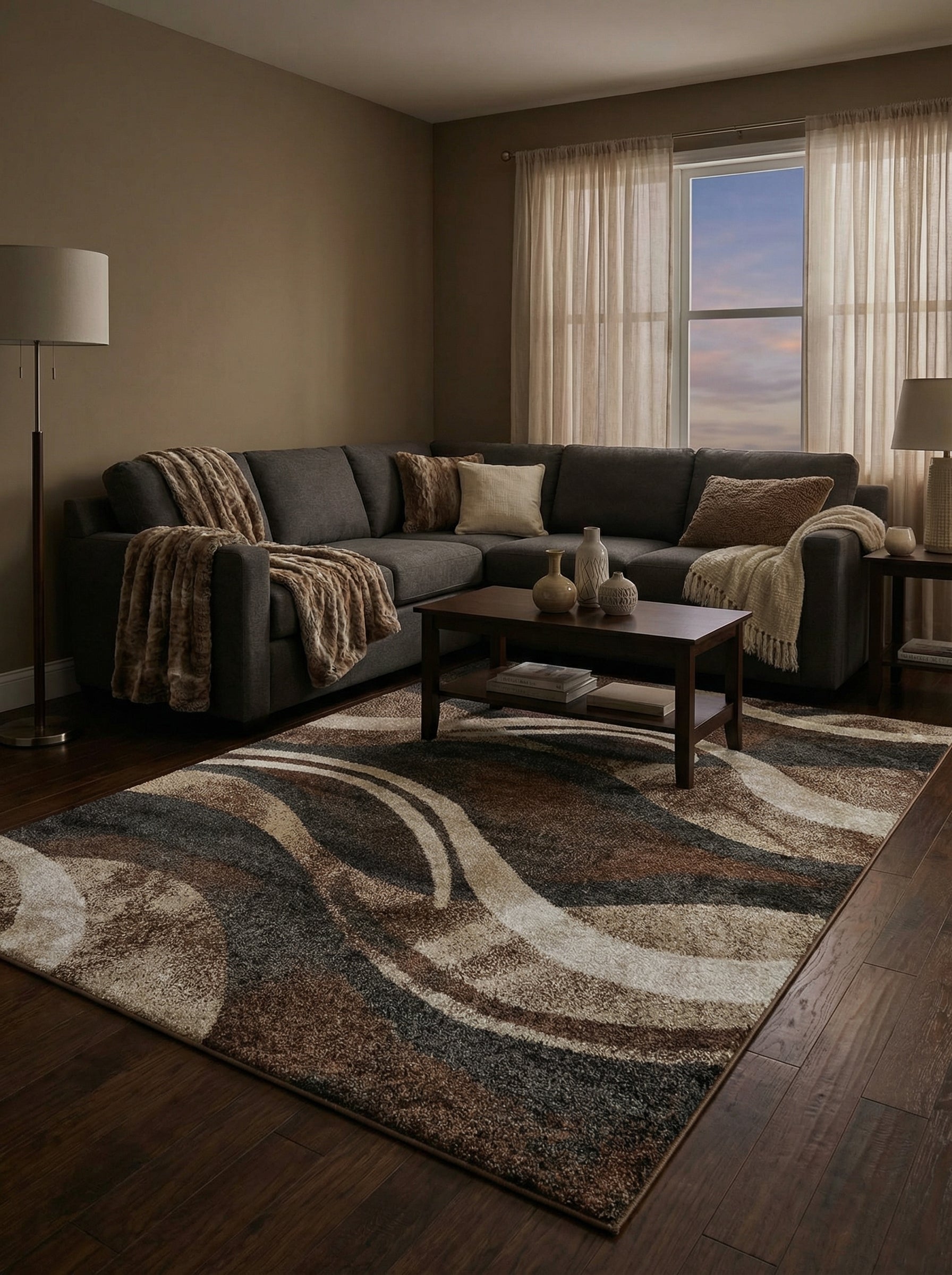 Tapis rectangulaire à motifs ondulés abstraits marron, gris anthracite, beige et crème, au centre d'un salon