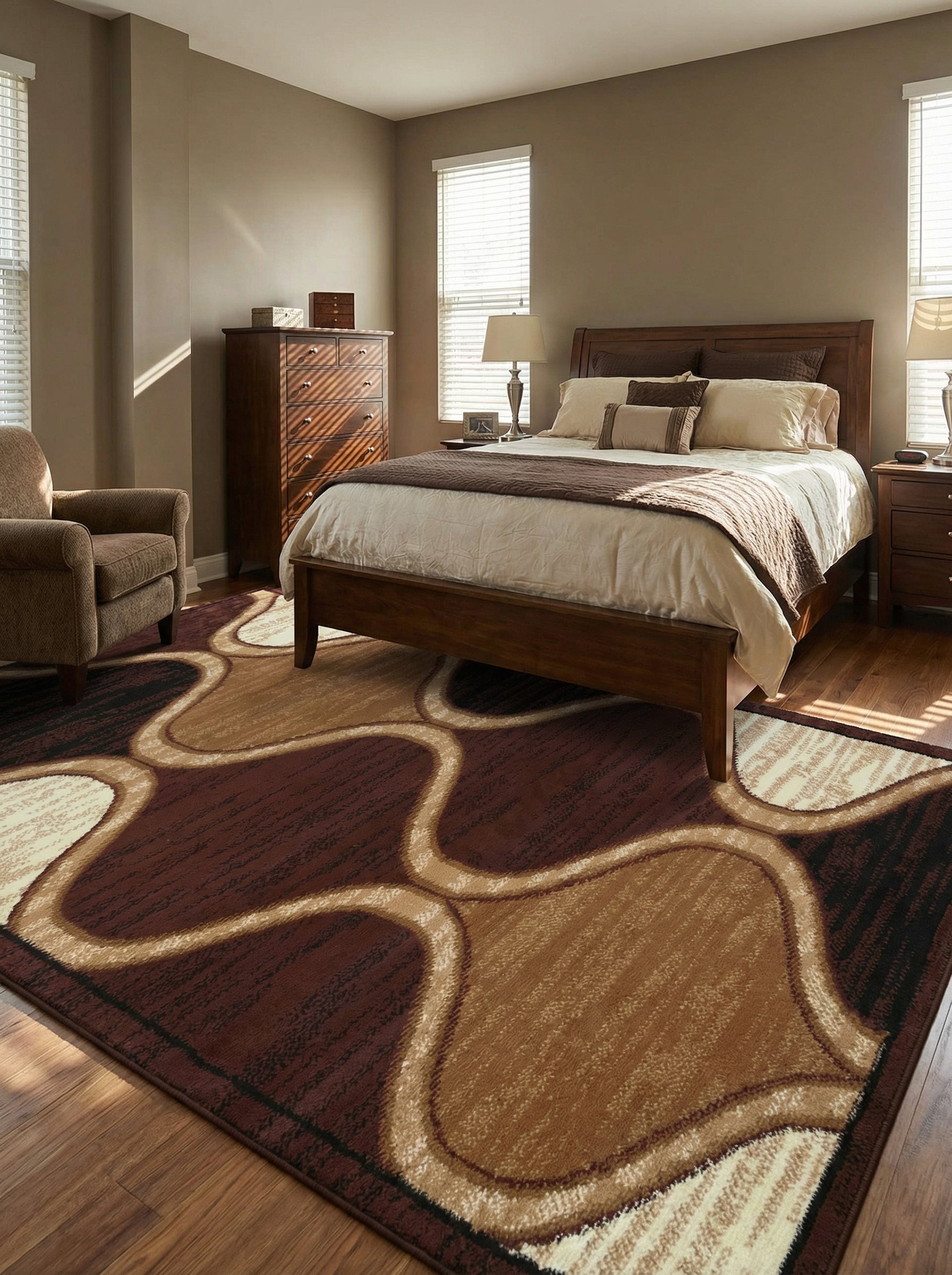 Tapis rectangulaire aux motifs abstraits fluides marron foncé, beige et crème, recouvrant le sol d'une chambre