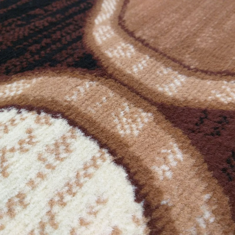 Tapis moelleux à poils courts avec un motif abstrait de formes courbes en crème, marron clair et foncé