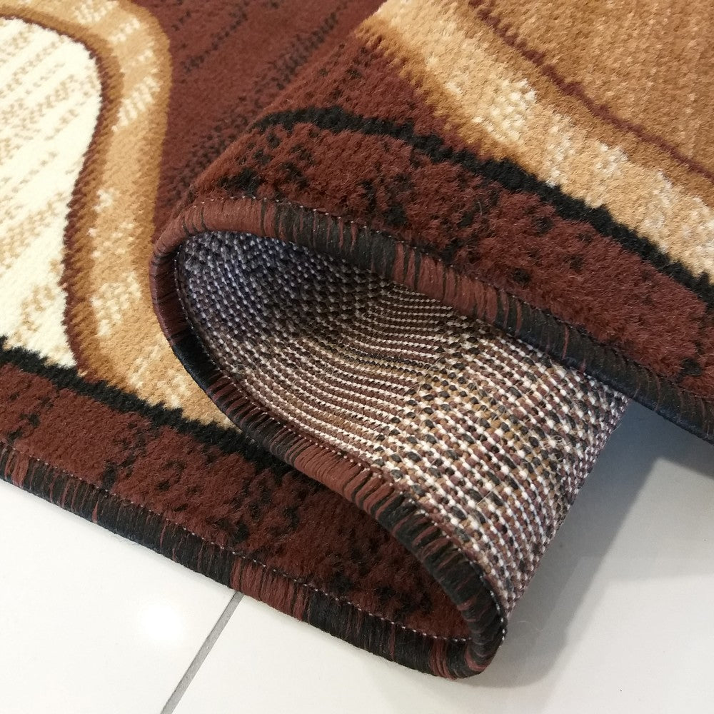 Tapis marron avec motifs abstraits et tachetés beiges, noirs et crème. Son dessus à poils courts est visible avec son envers tissé à carreaux