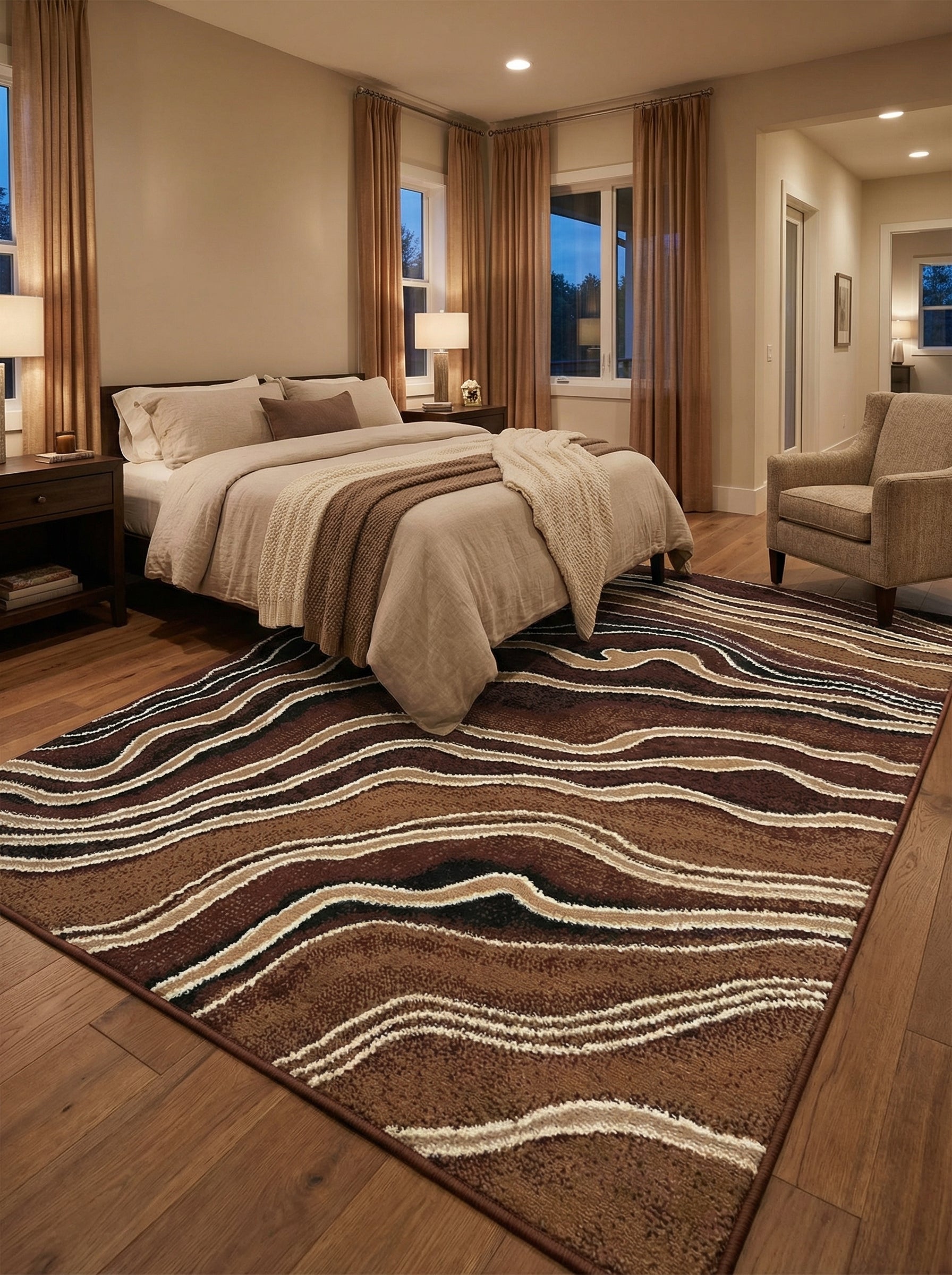 Tapis doux à motifs ondulés marron, chocolat, noir et crème, s'étendant sur le parquet d'une chambre