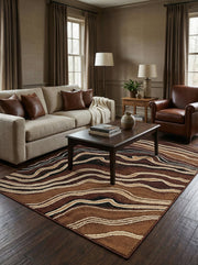 Tapis rectangulaire aux motifs de bandes ondulées dans des tons de marron, beige, noir et crème dans un salon élégant