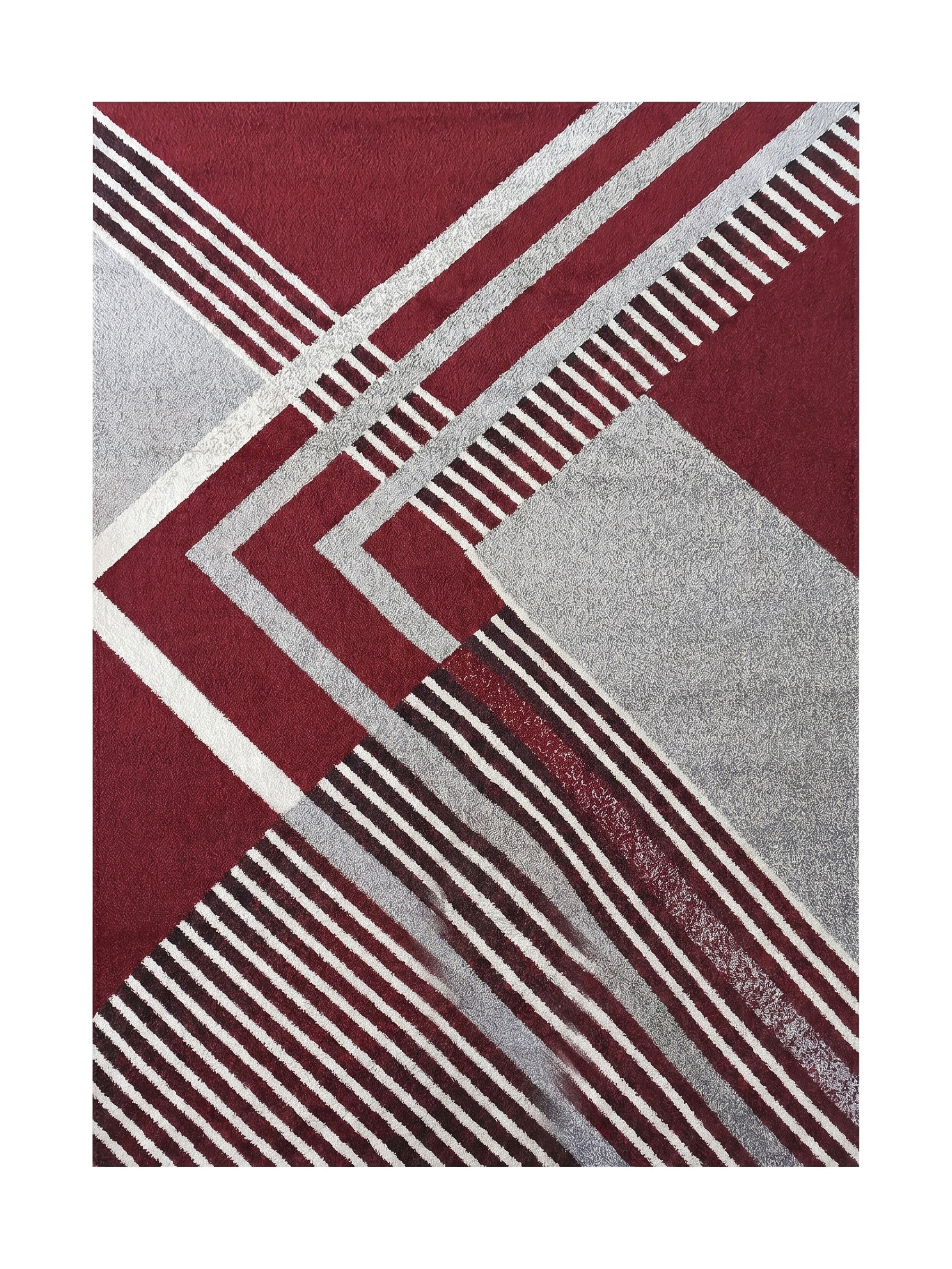 Tapis à poil long à motifs géométriques de blocs bordeaux et gris argenté, traversés par des bandes diagonales blanches et foncées