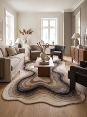 Bandes ondulantes sculptées de laine beige et brune, ce tapis de forme irrégulière est posé dans un salon