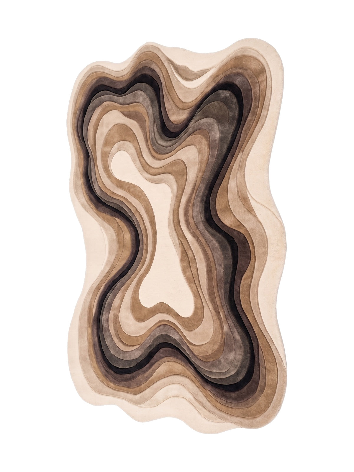 Des bandes fluides sculptées en laine beige et brune dessinent un tapis aux contours organiques