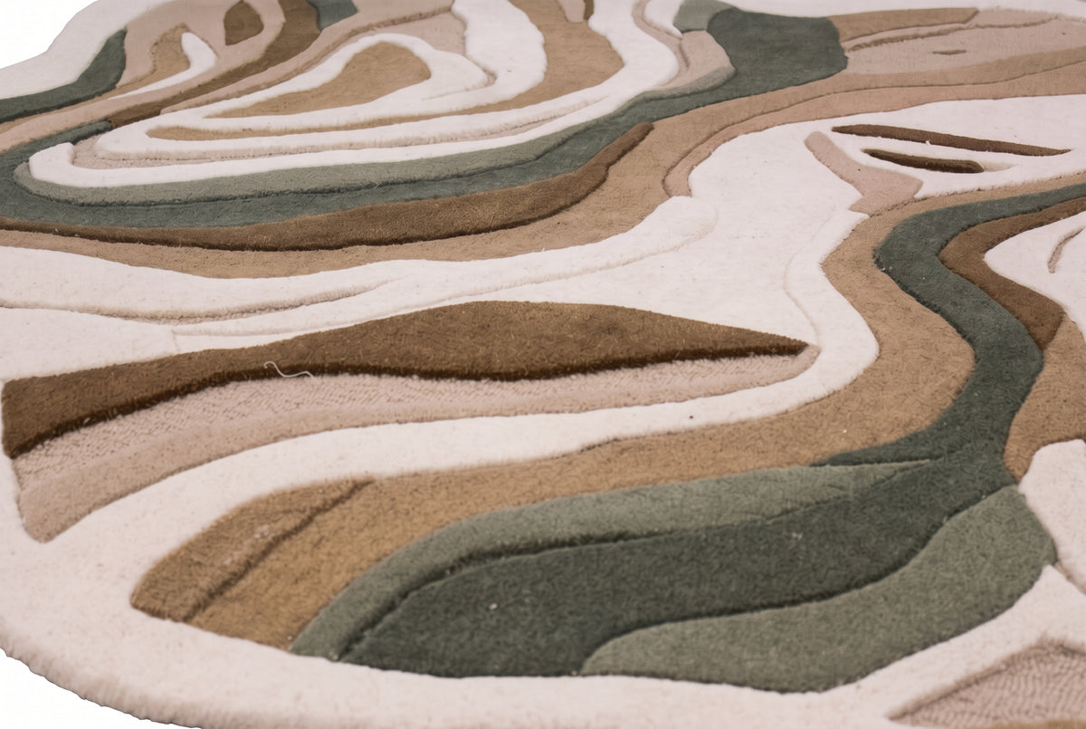 Laine tuftée main, détails du motif organique beige, taupe et sauge révélant le relief de poils coupés et bouclés