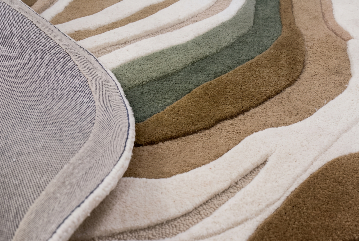 Envers tissé et surface de laine tuftée main, motif organique beige, taupe et vert sauge en relief coupé et bouclé