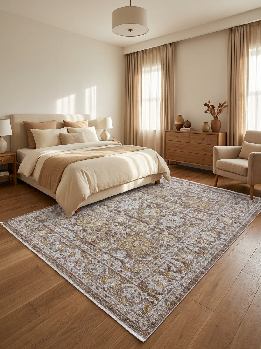 Tapis rectangulaire à motifs floraux classiques beiges, bruns et dorés à l'aspect vieilli, dans une chambre