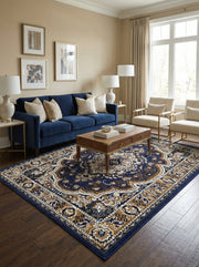 Tapis rectangulaire bleu marine à motifs orientaux beige et doré, avec un médaillon central. Il est dans un salon élégant
