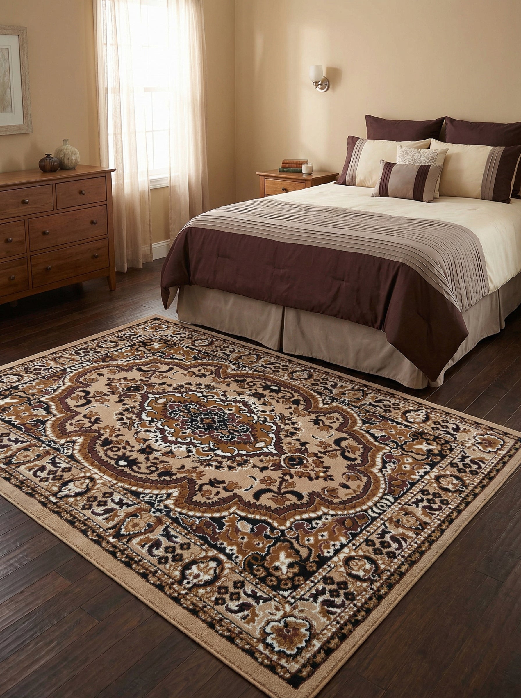Tapis rectangulaire beige et marron à motifs floraux et médaillon classique, posé sur un parquet sombre dans une chambre