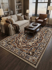 Tapis rectangulaire beige à motifs orientaux classiques marron, ocre et noirs, avec un médaillon central dans un salon