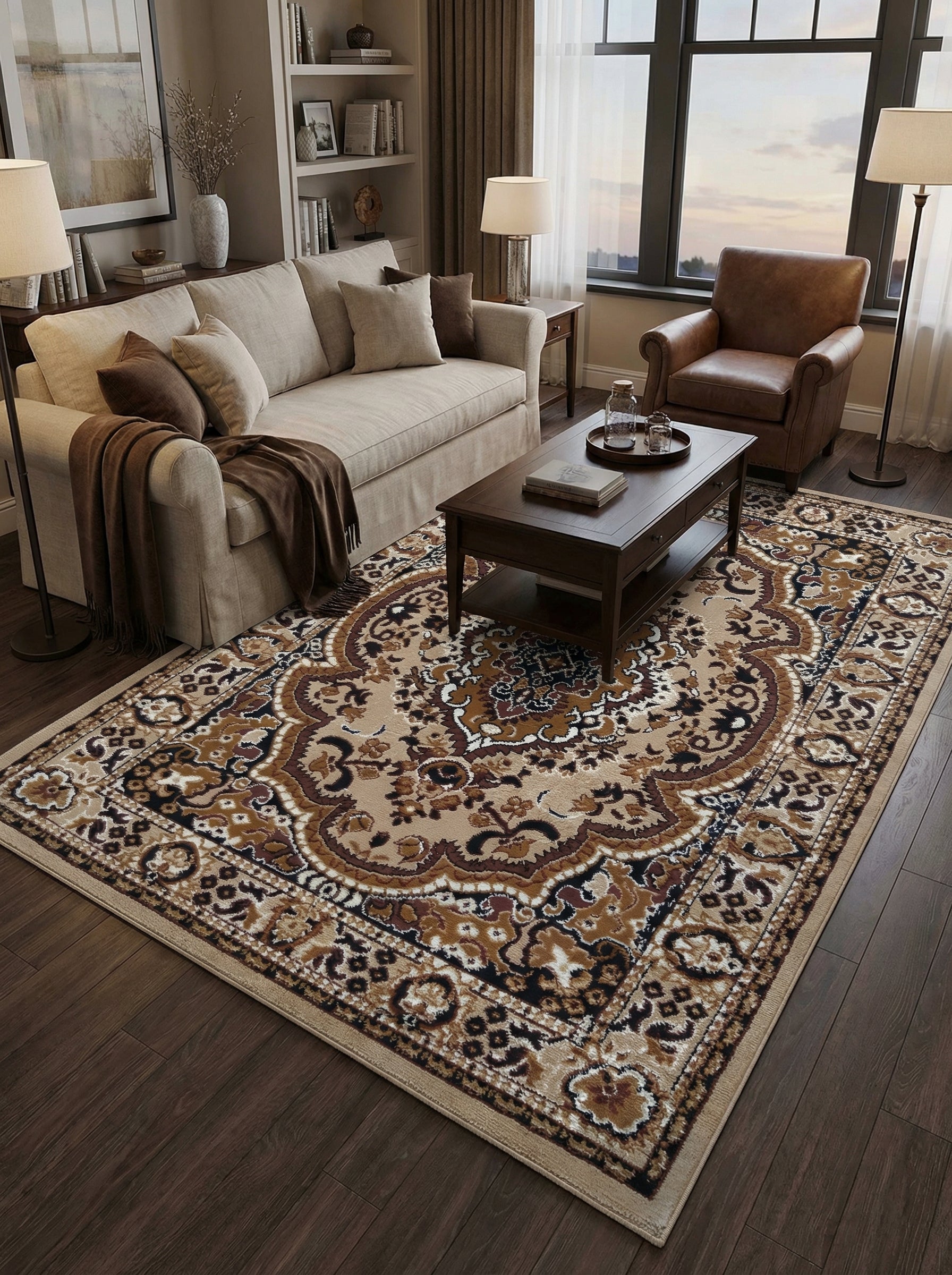 Tapis rectangulaire beige à motifs orientaux classiques marron, ocre et noirs, avec un médaillon central dans un salon