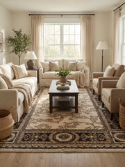 Tapis rectangulaire tissé, crème et marron, orné de larges arabesques centrales et d'une bordure complexe dans un salon élégant