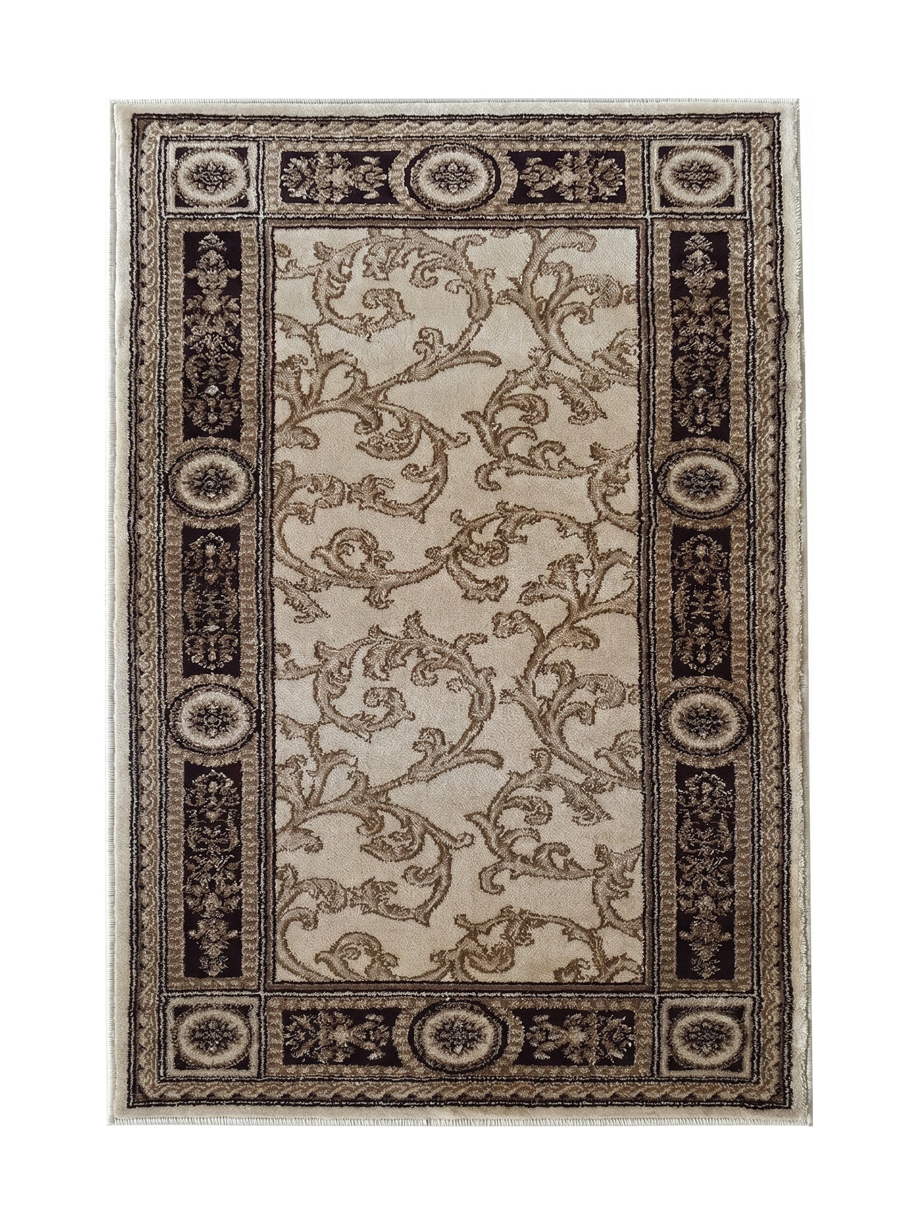 Tapis rectangulaire beige clair avec un motif central de volutes florales marron et une large bordure brun foncé ornementée de frises