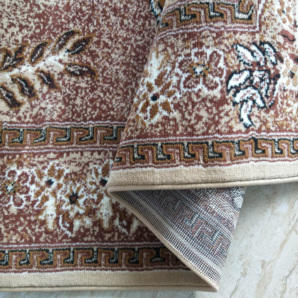 Tapis textile aux motifs floraux et géométriques marron, beige et crème, bordure à motif de méandre