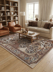 Tapis rectangulaire aux motifs floraux et arabesques dans des tons de beige, marron et crème, posé dans un salon