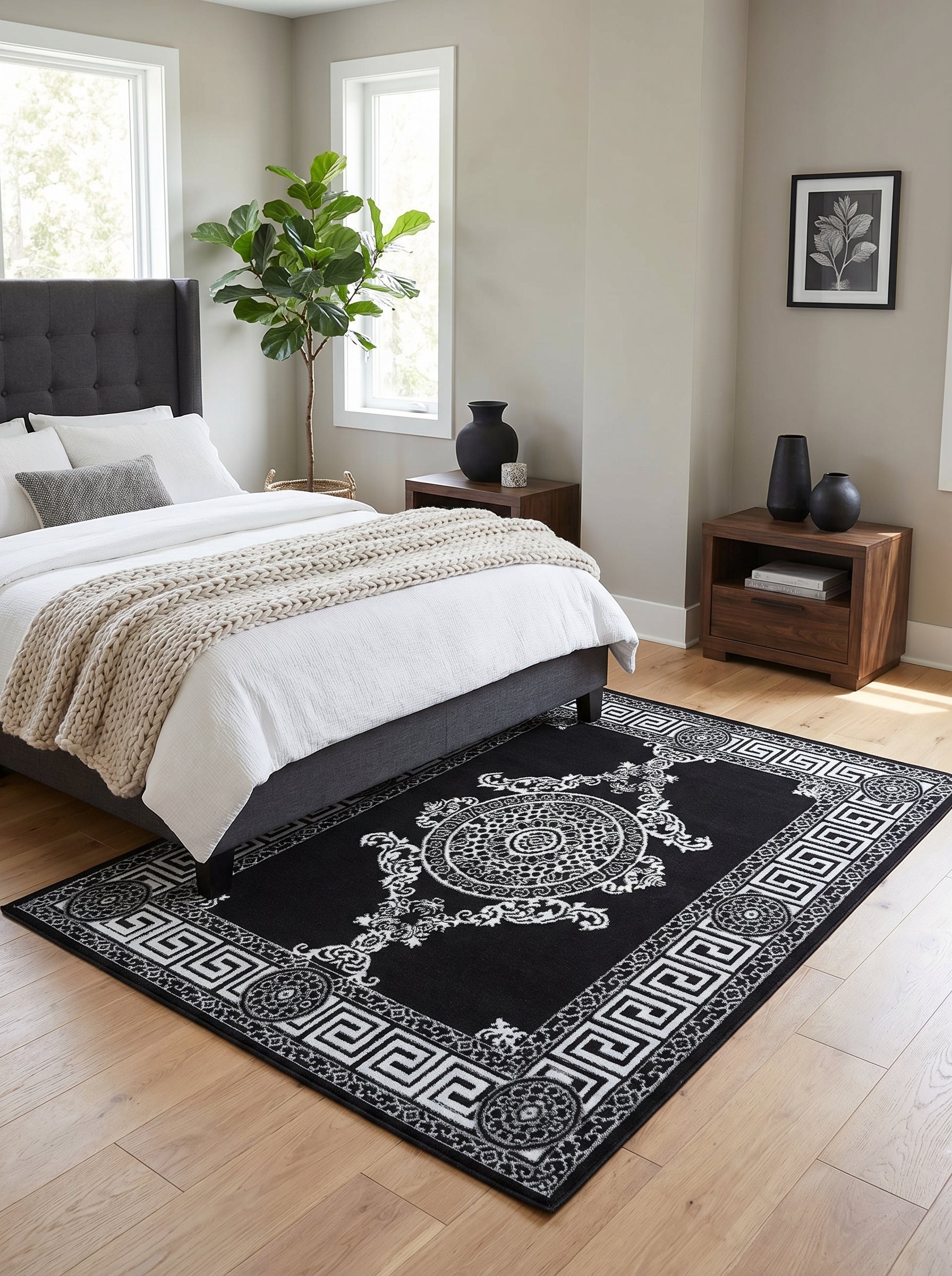 Tapis rectangulaire noir avec médaillon central orné et bordure à motifs clés grecques blancs dans une chambre lumineuse
