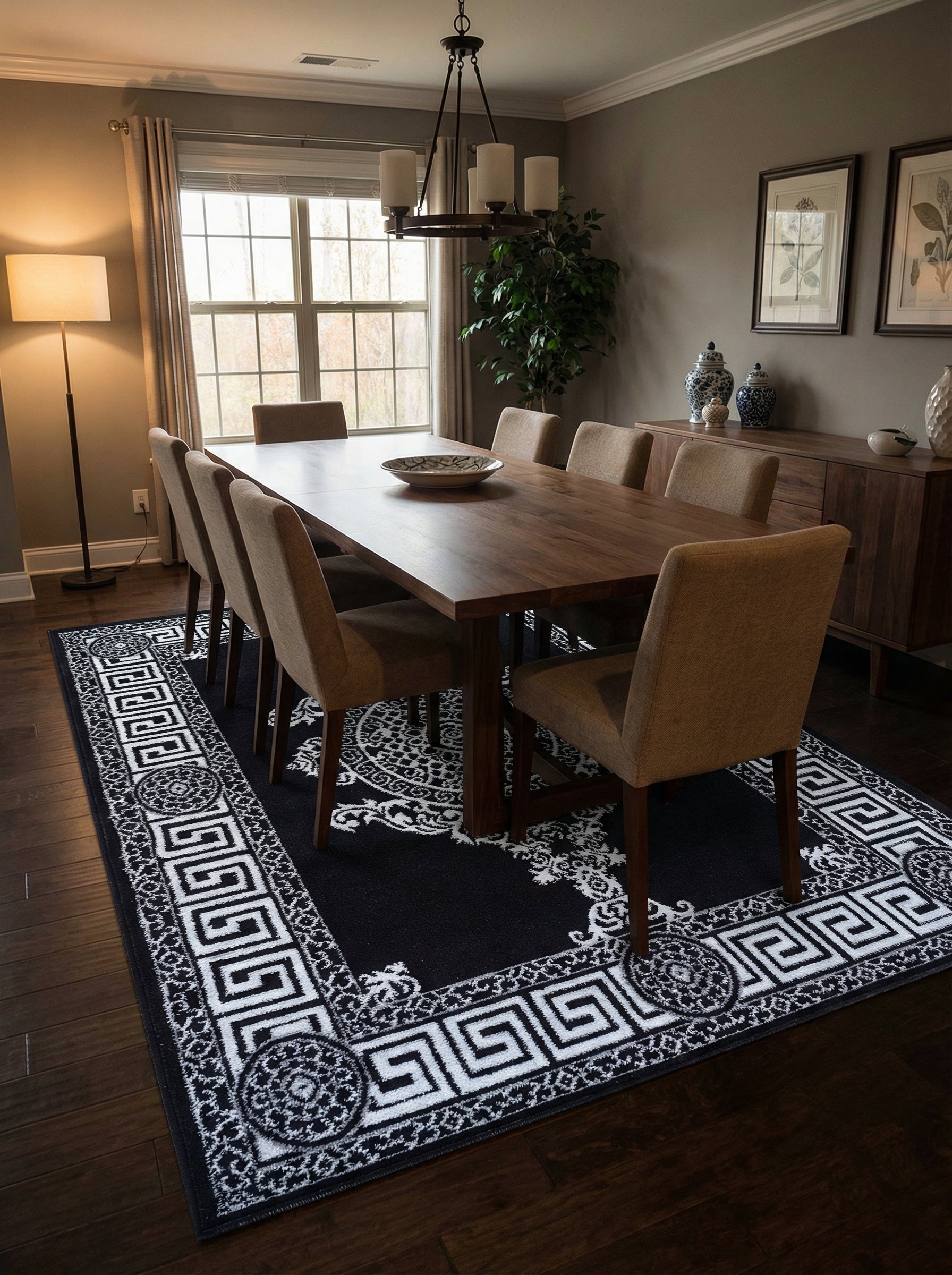 Tapis rectangulaire noir à motifs géométriques grecs blancs et médaillons, sous une table de salle à manger