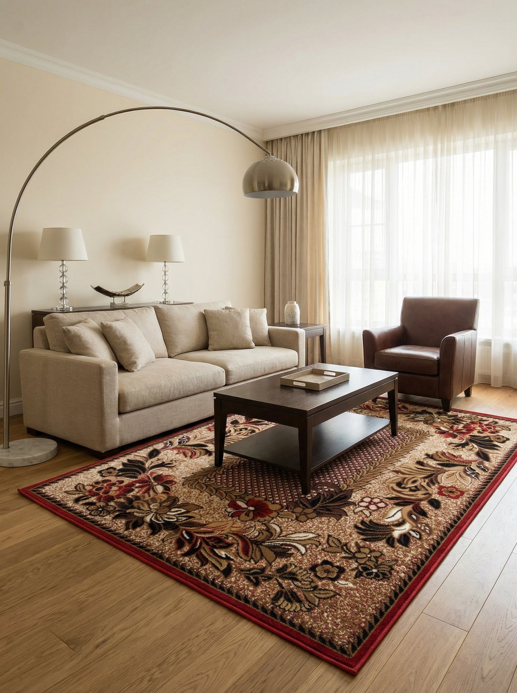 Tapis rectangulaire beige avec motifs floraux rouges, noirs et bruns et bordure rouge vif, posé dans un salon moderne