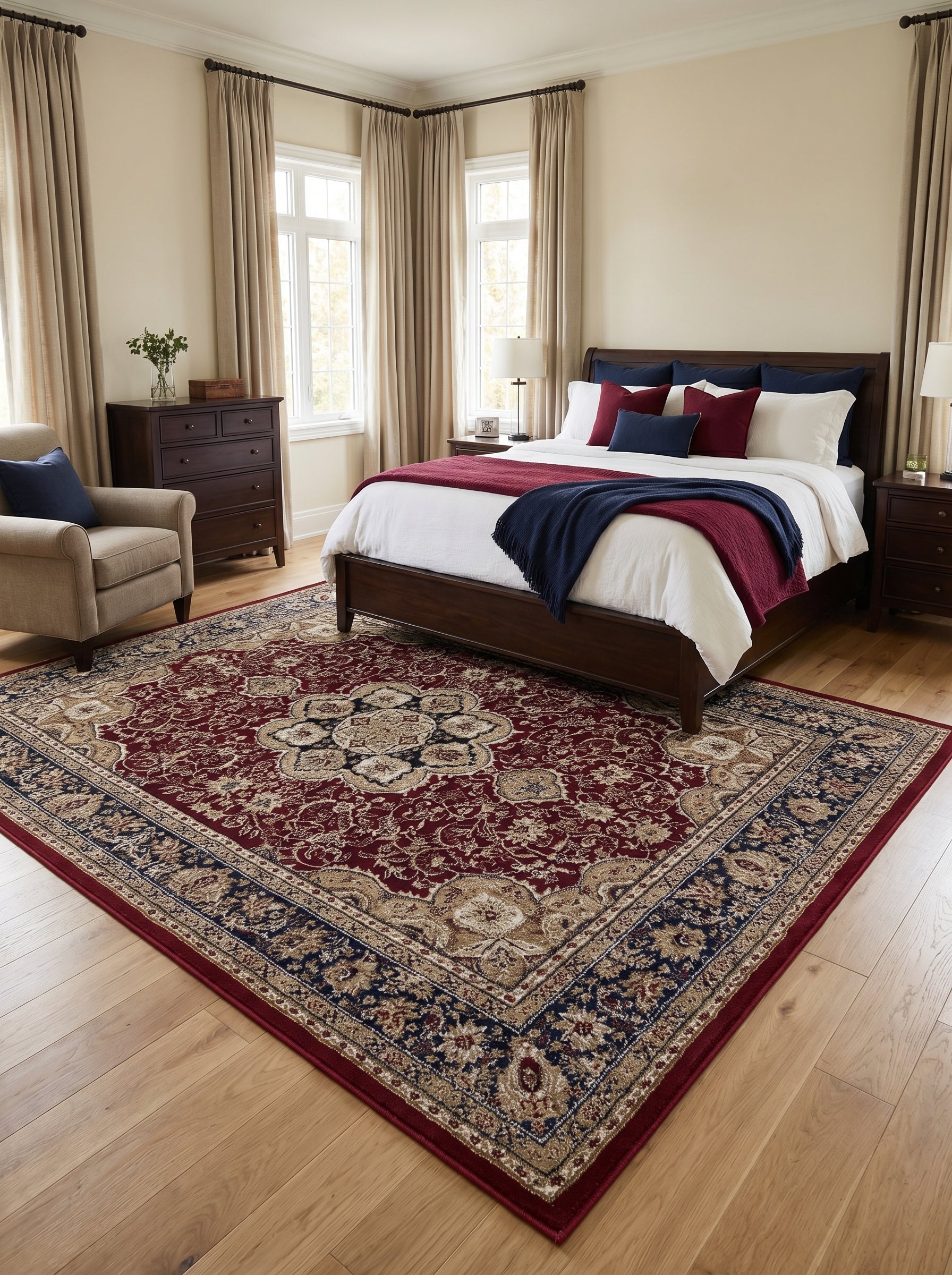 Grand tapis rectangulaire rouge bordeaux à motifs persans floraux crème et bleu marine, dans une chambre