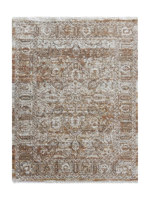 Tapis vieilli aux motifs orientaux complexes en tons marron rouille, beige et blanc cassé, frangé