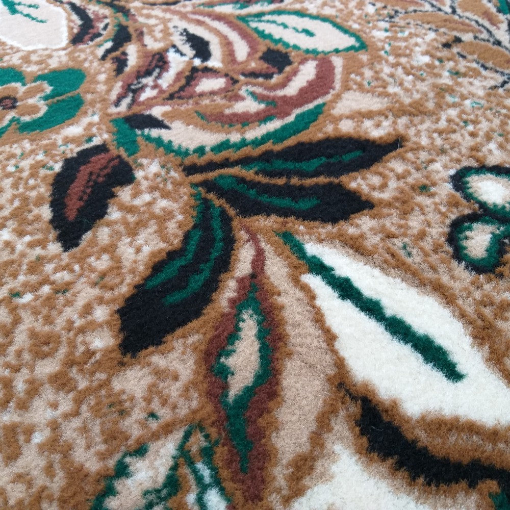 Tapis beige à motifs floraux et feuillages en vert foncé, brun, noir et crème, montrant sa texture douce