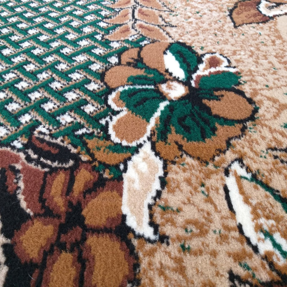 Tapis à motifs floraux et géométriques aux couleurs beige, marron, vert, blanc et noir, texture textile douce