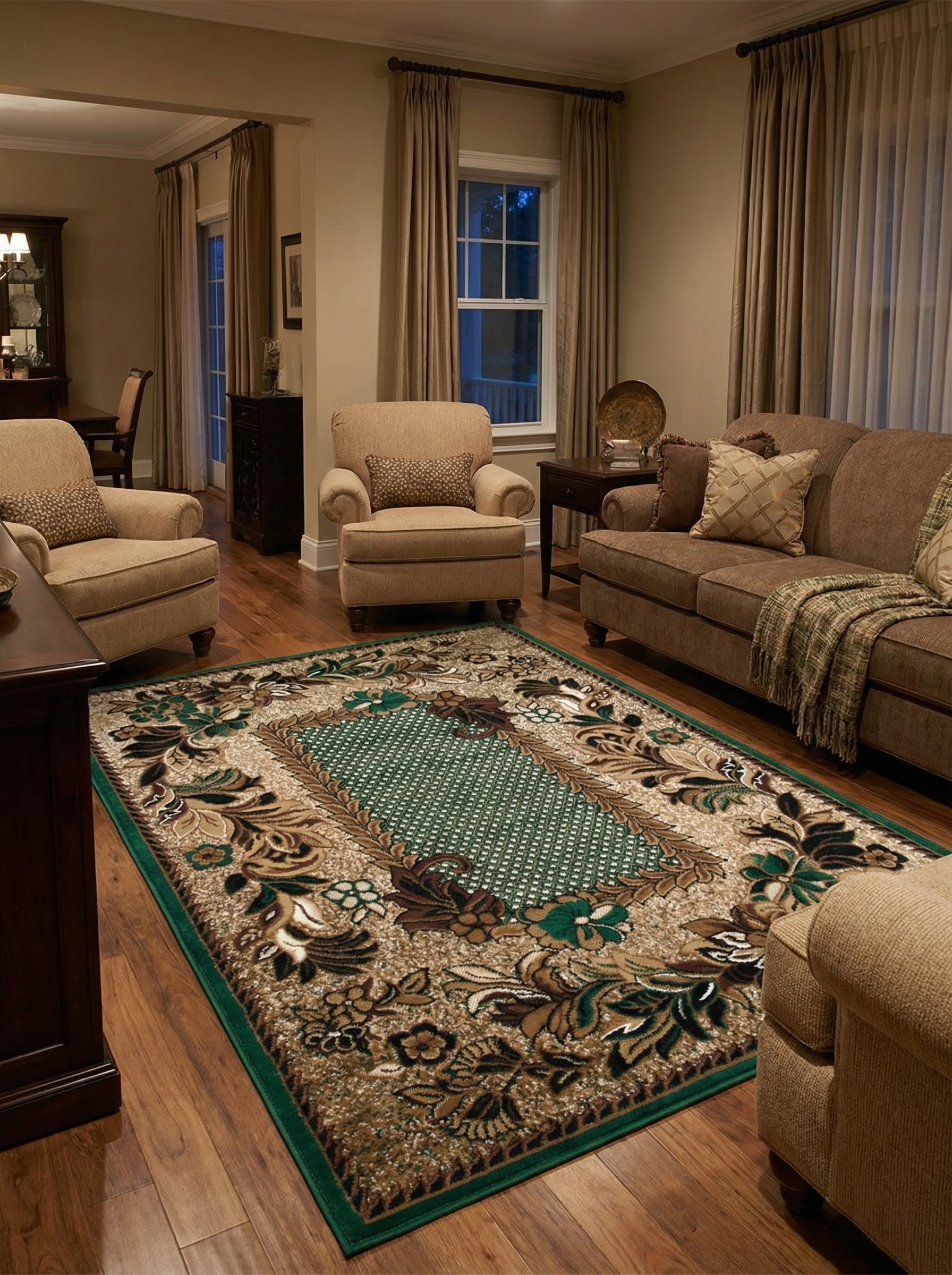 Grand tapis rectangulaire beige aux motifs floraux verts et marrons, avec un centre vert à grille, bordure verte, sur un parquet de salon