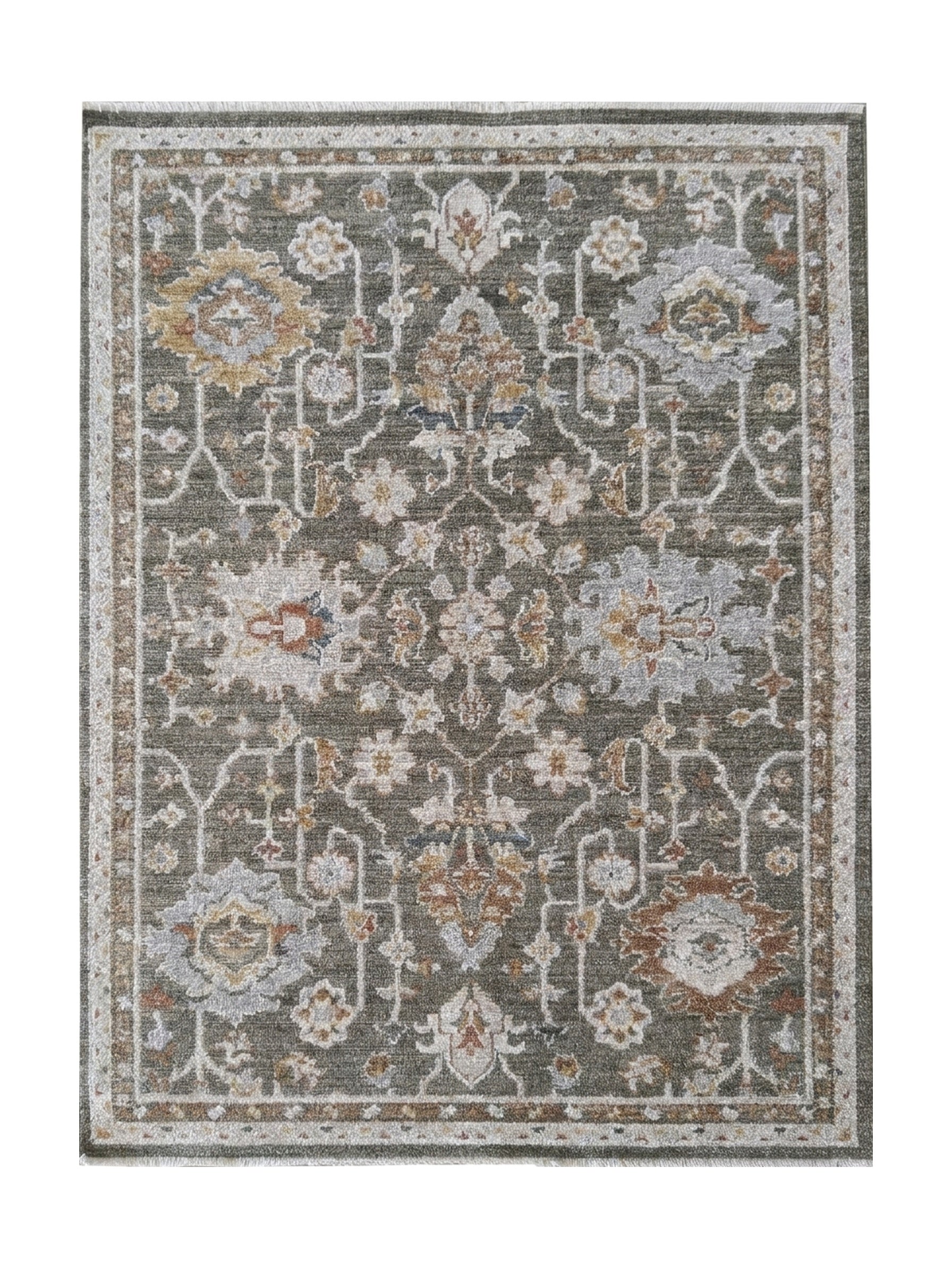 Tapis vert-gris rectangulaire avec un motif floral complexe crème, beige, rouille et bleu, entouré d'une bordure décorative