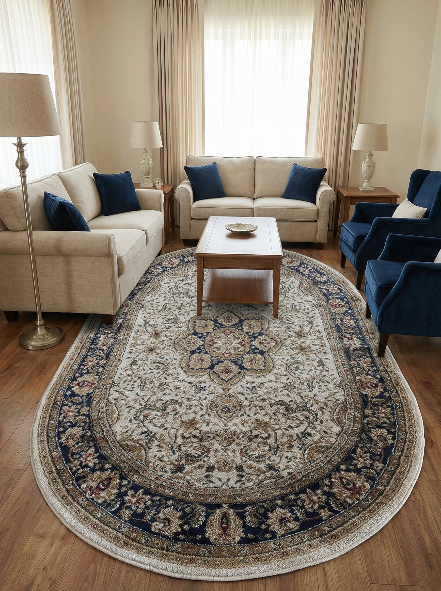 Tapis ovale à motifs classiques crème et bleu marine avec des détails dorés et bordeaux, centré dans un salon