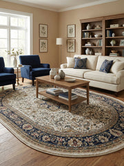 Tapis ovale crème et bleu marine à motifs floraux et arabesques traditionnels sur un plancher en bois dans un salon décoré