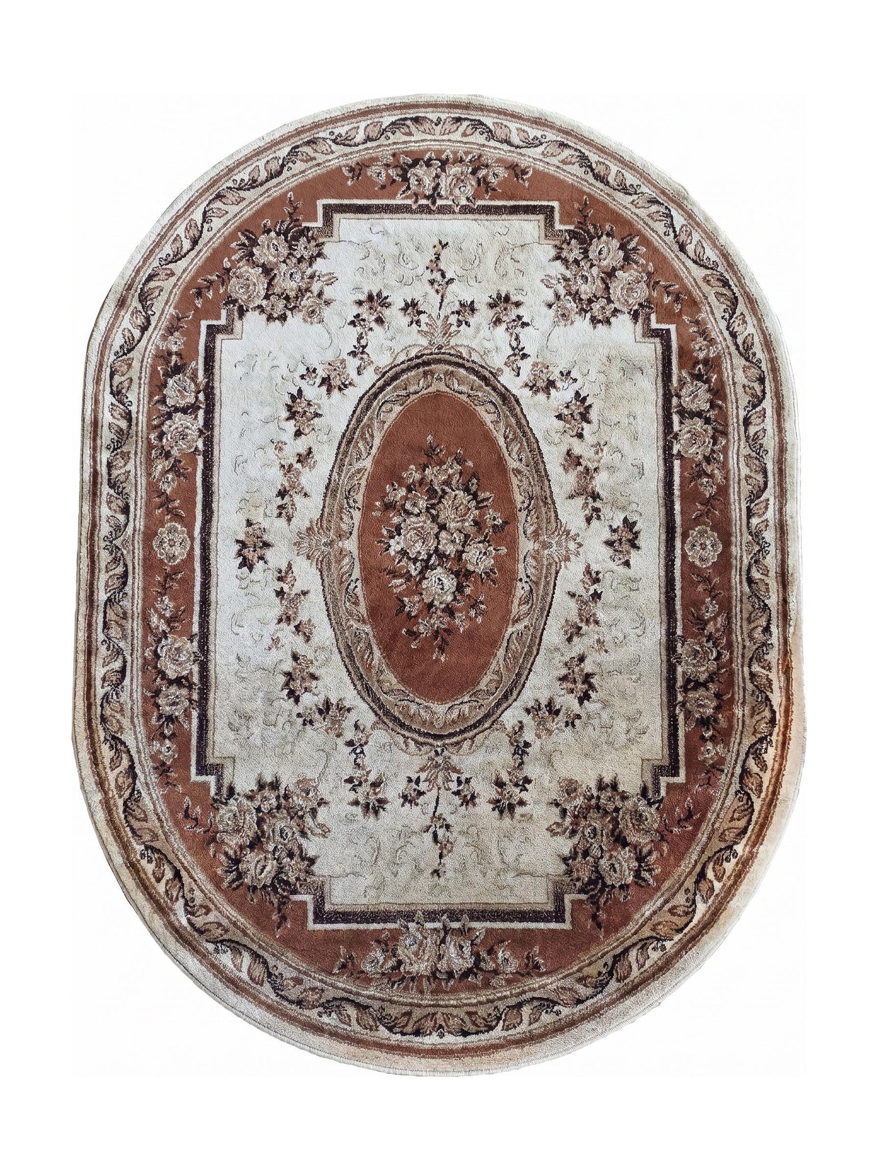 Tapis ovale à motifs floraux et ornementaux, dominé par des tons de crème et différentes nuances de marron