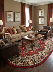 Grand tapis ovale rouge à motifs orientaux beiges et noirs, avec un médaillon central, sur parquet foncé dans un salon