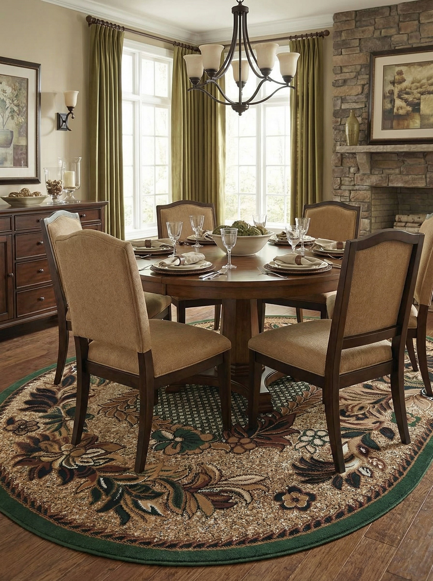 Tapis ovale beige à motifs floraux et feuillages marron, dorés, vert foncé et crème, bordé de vert foncé, dans une salle à manger
