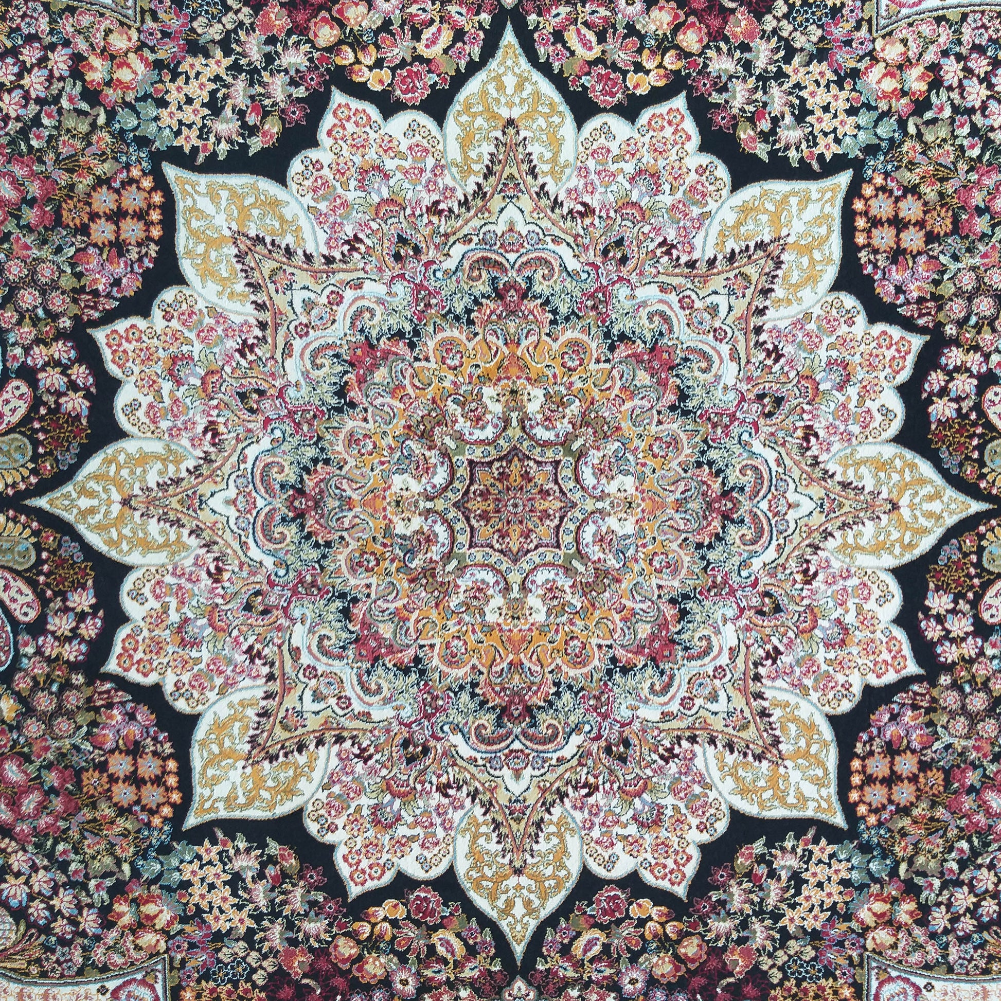 Tapis orné avec un grand médaillon floral central blanc crème, sur un fond noir avec des motifs floraux rouges, oranges, verts et bleus