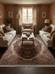 Tapis aux riches motifs floraux et cachemire bordeaux, or, beige et noir, avec franges, dans un salon élégant