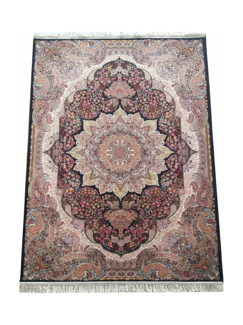 Grand tapis aux motifs floraux et cachemire complexes, avec un médaillon central multicolore sur fond noir, une bordure foncée et des franges