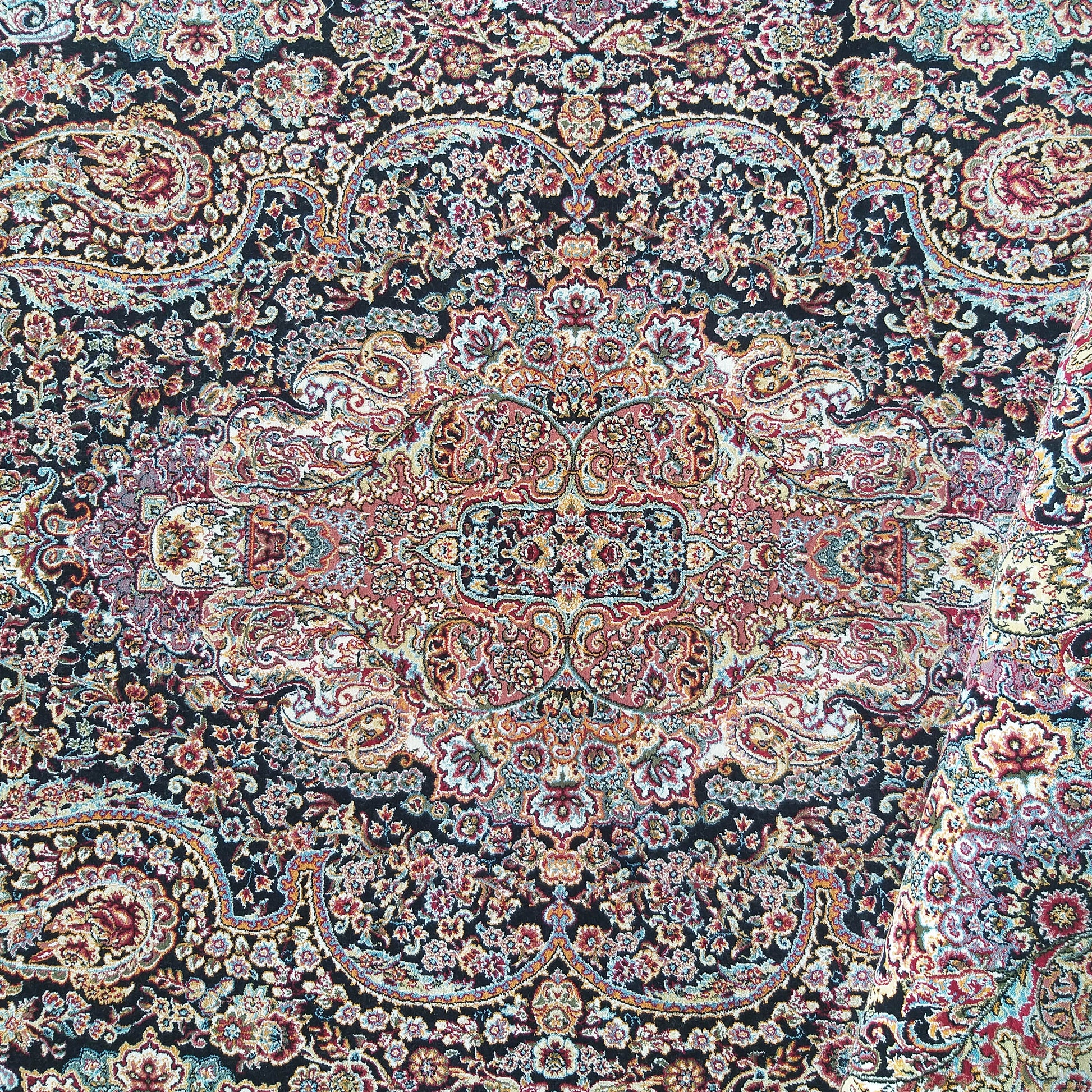 Tapis en textile sombre orné de motifs floraux et cachemire complexes, aux couleurs rouge, or, bleu et crème