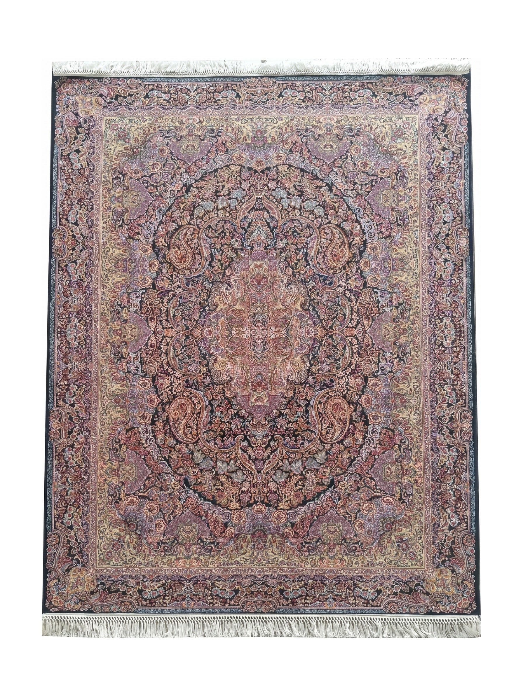 Tapis richement décoré avec un médaillon central, des motifs floraux multicolores sur fond sombre, et des franges blanches