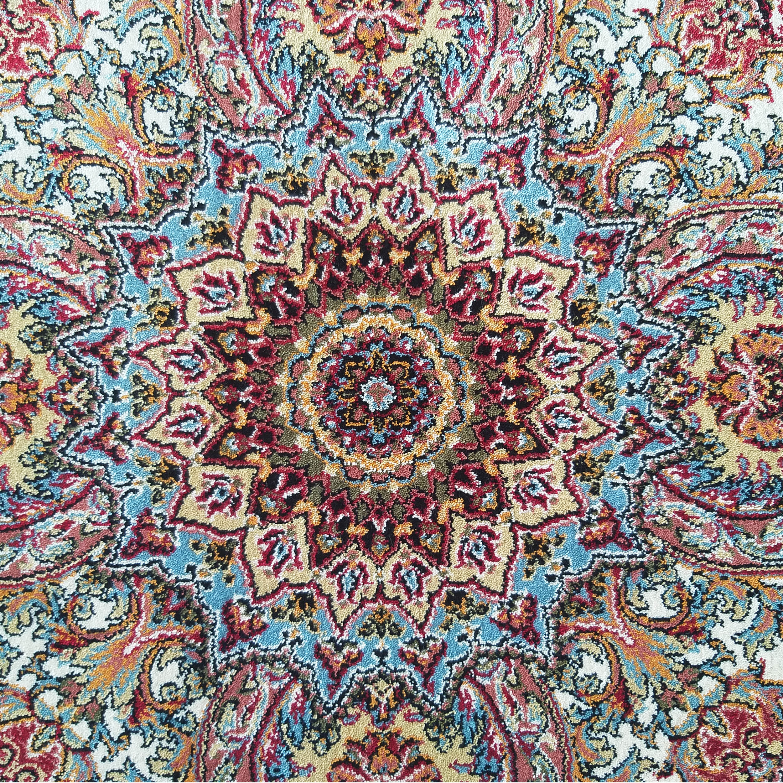 Tapis textile à poils courts avec un motif oriental complexe et symétrique, riche en couleurs rouge, bleu, or et crème