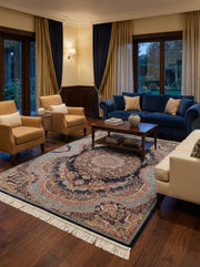 Tapis rectangulaire à motifs orientaux détaillés bleu nuit, or, rouge et turquoise, avec franges crème, dans un salon décoré
