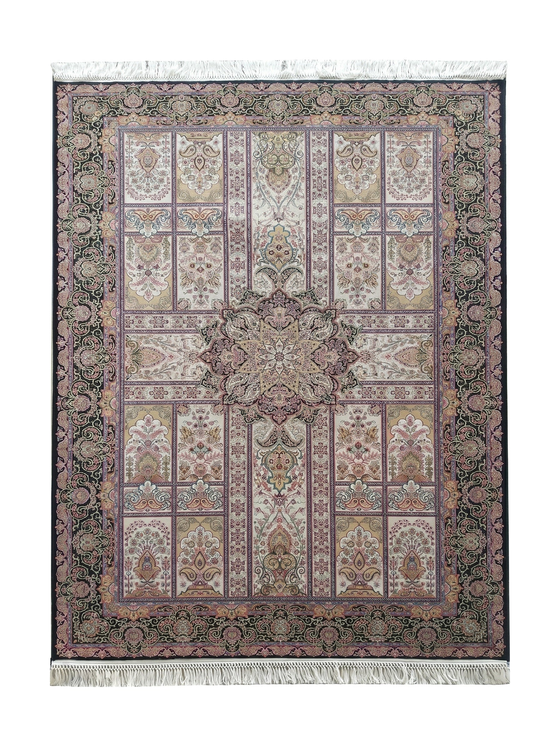 Tapis rectangulaire à motifs floraux et médaillon central. Fond crème avec bordure noire ornée de détails roses, bleus et dorés. Franges blanches
