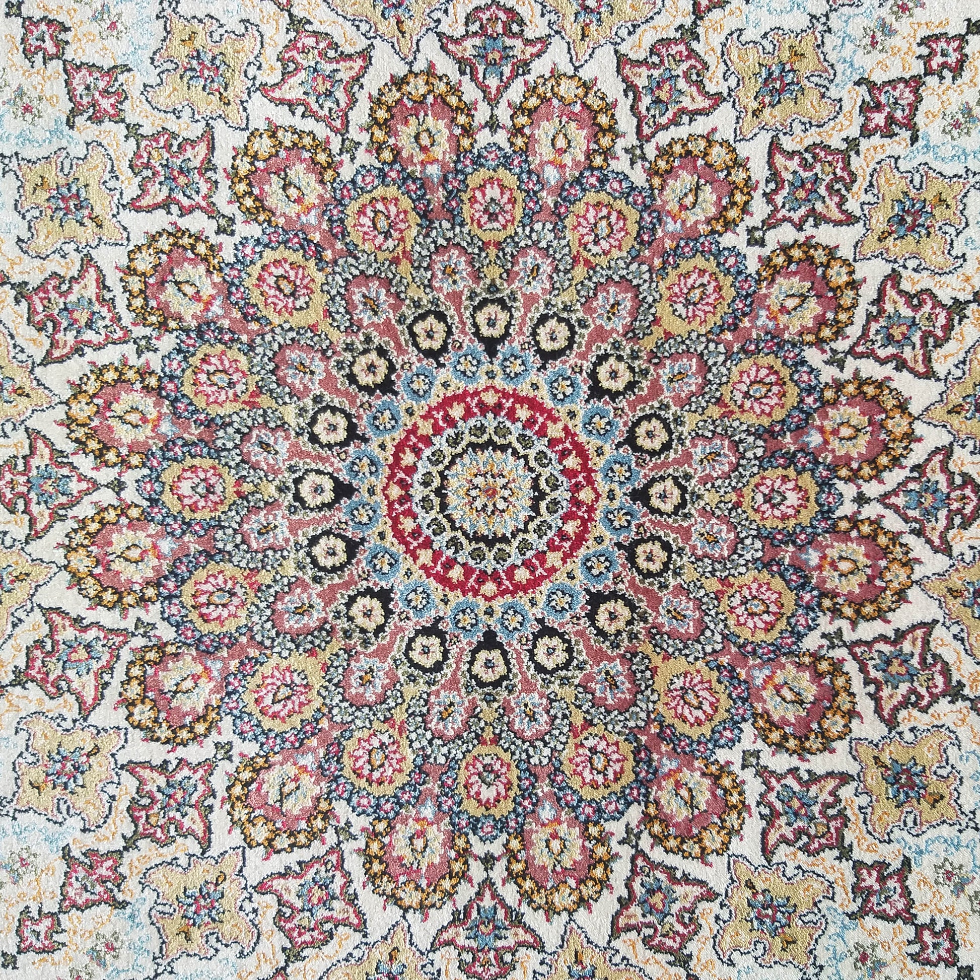 Tapis moelleux à motif floral et médaillon, couleurs rouge, or, bleu, rose et noir sur fond crème