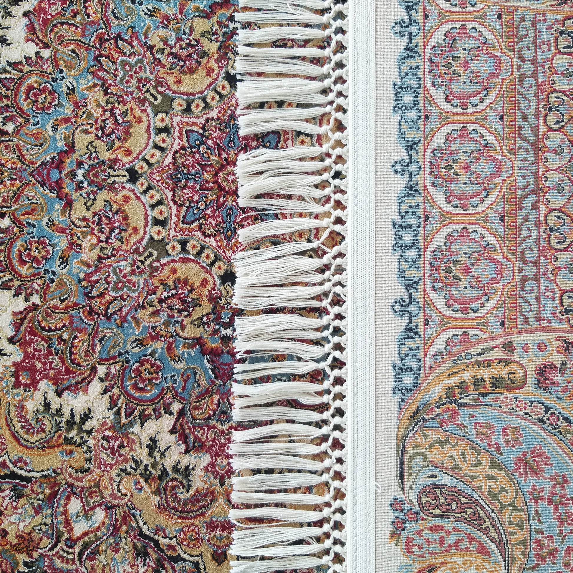 Tapis aux motifs floraux et cachemire multicolores, avec une section à poils courts et une bordure tissée séparées par des franges blanches