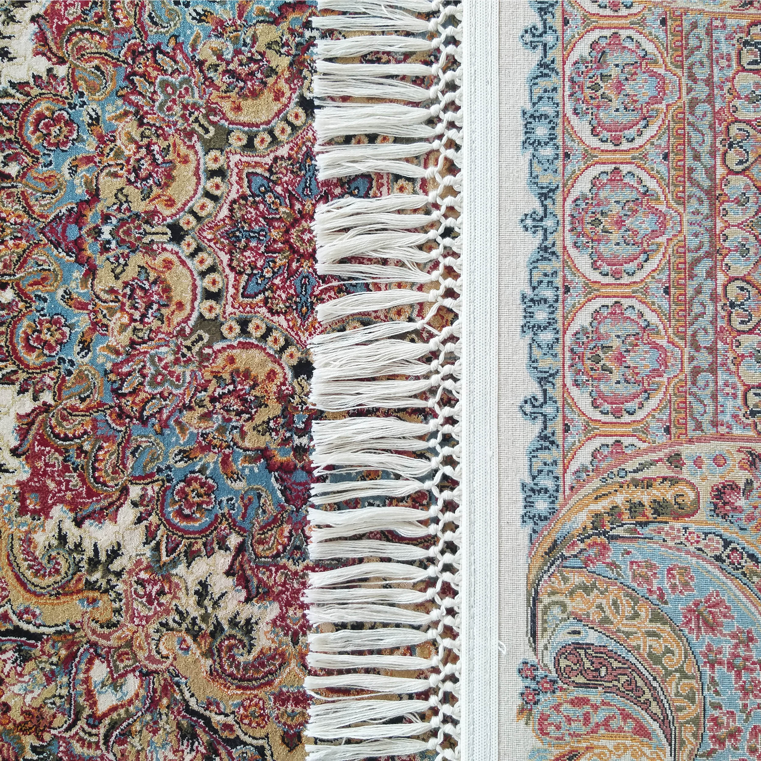 Tapis aux motifs floraux et cachemire multicolores, avec une section à poils courts et une bordure tissée séparées par des franges blanches
