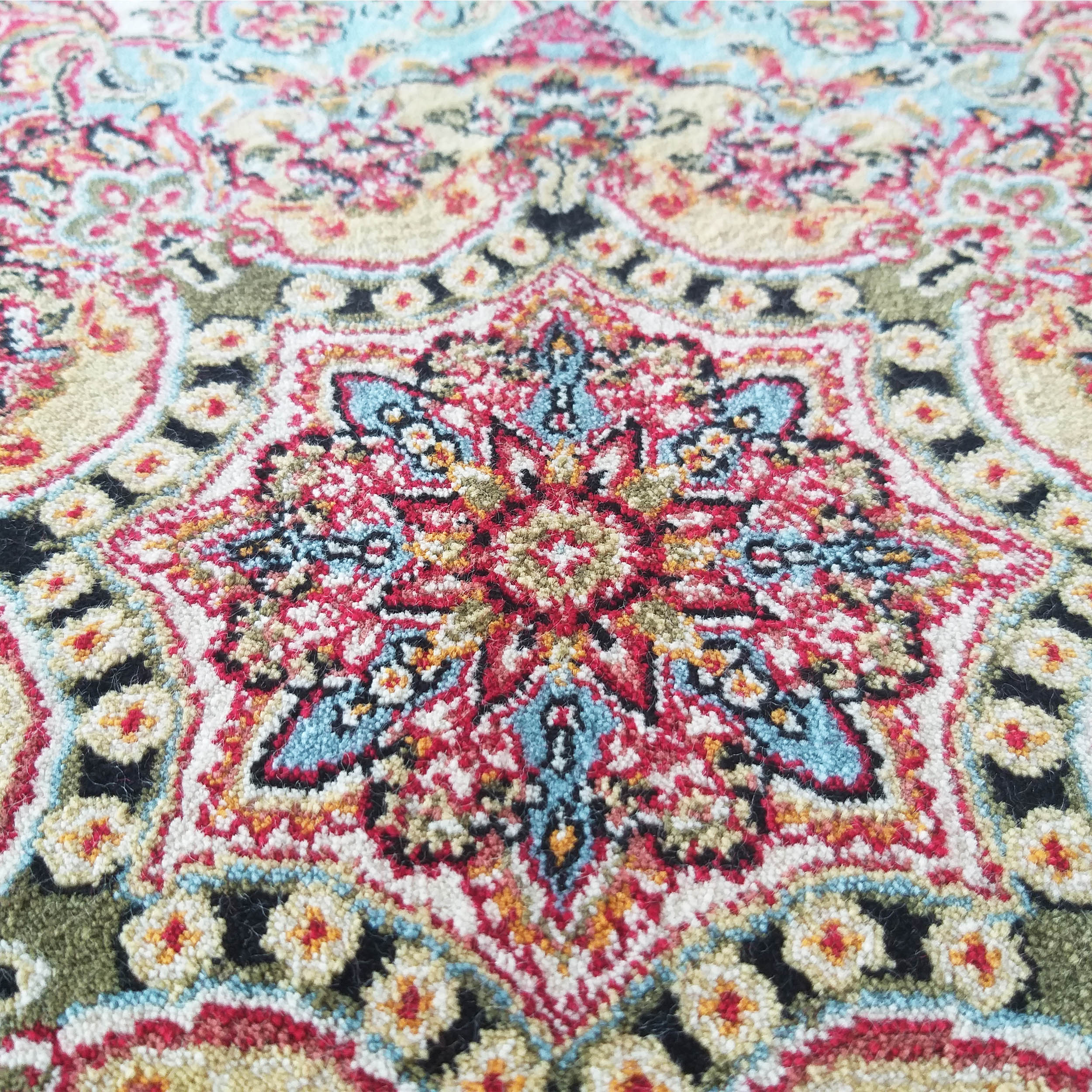 Tapis aux motifs orientaux élaborés, riches en couleurs rouge, bleu, crème, vert et noir