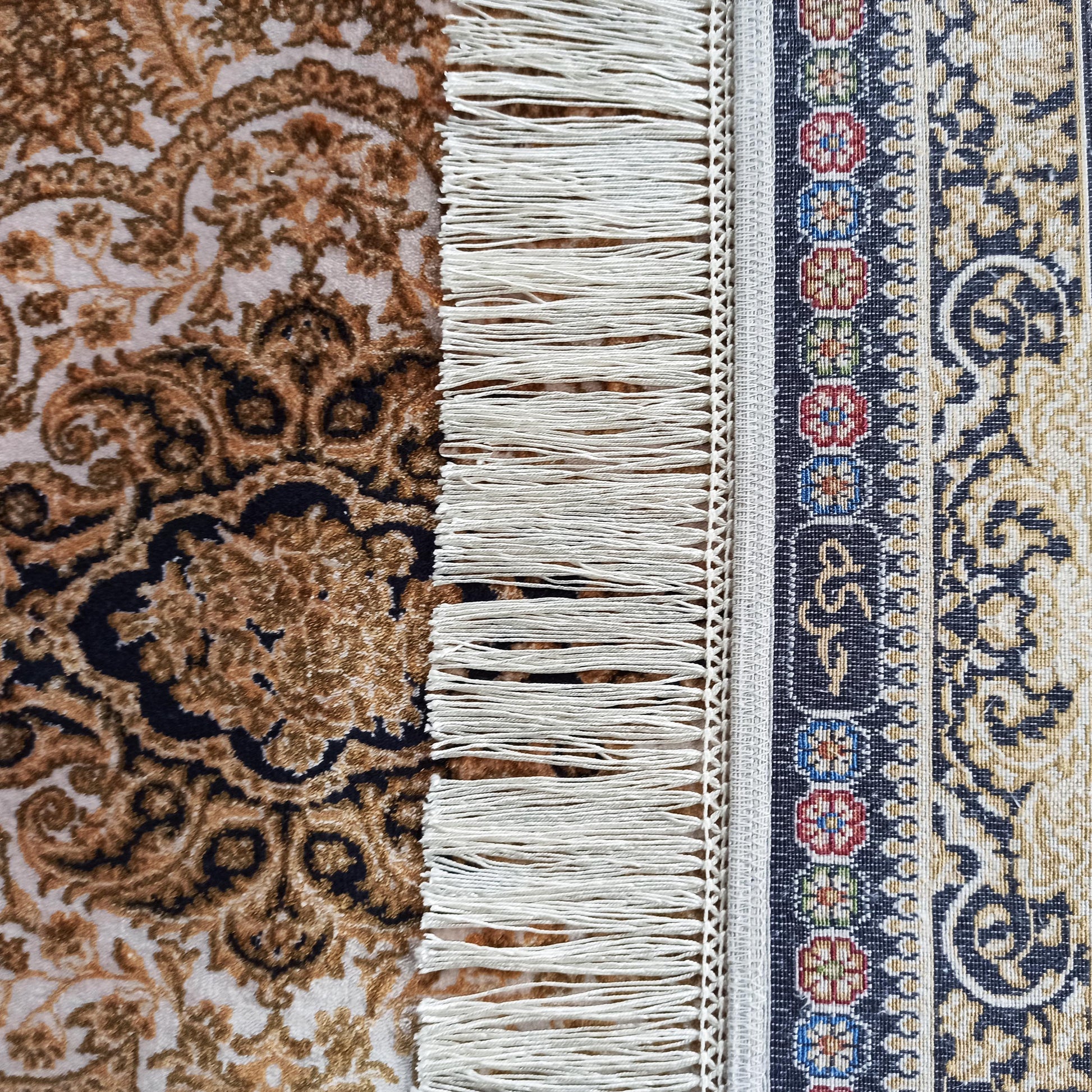Tapis présentant deux motifs: floral marron et crème, et géométrique bleu, beige et rouge, séparés par une bande de franges blanches