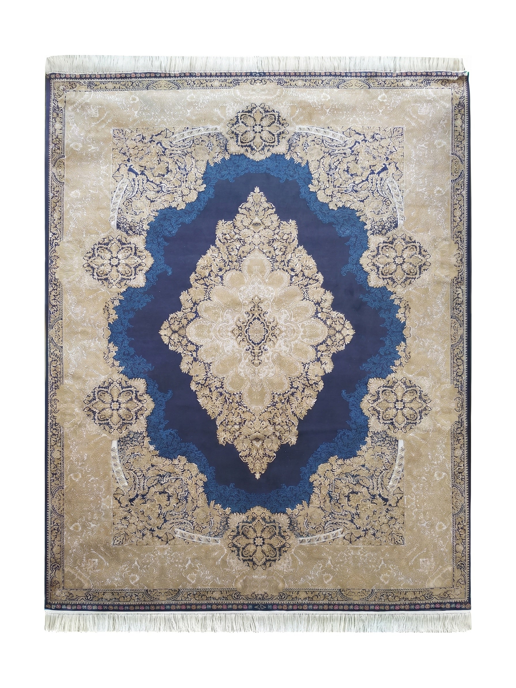 Tapis beige et bleu marine à motifs traditionnels. Il est orné d'un grand médaillon central et de bordures détaillées, avec des franges