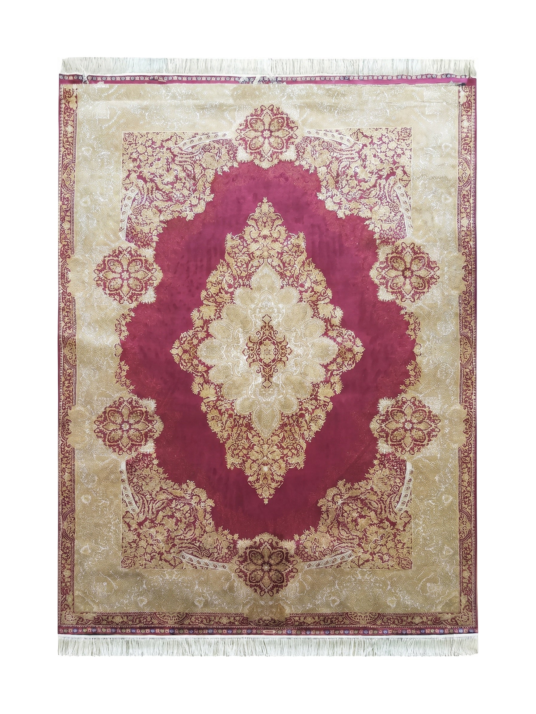 Tapis rectangulaire aux motifs floraux traditionnels bordeaux et beige doré, avec un grand médaillon central et des franges